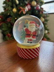 GLOBO DE NEVE NATALINO PAPAI NOEL COM ÁRVORE - BASE LISTRADA
