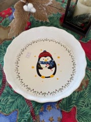 TRAVESSA REDONDA EM CERÂMICA COM BORDA ONDULADA - ILUSTRAÇÃO PINGUIM DE NATAL